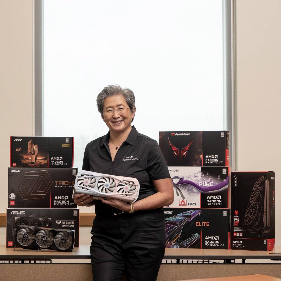 AMD & YESTON's bond deepens, with Dr. Lisa Su taking the initiative to take a photo with Sakura Atlantis.